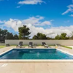 Shaula 1 - Three Bedroom House With Pool