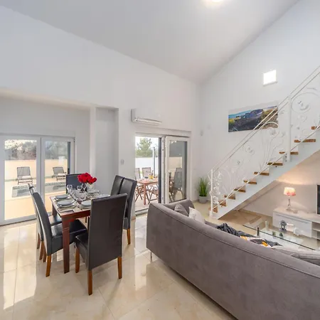 Shaula 1 - Three Bedroom House With Pool