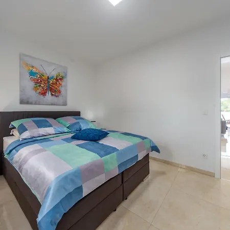 Shaula 1 - Three Bedroom House With Pool *