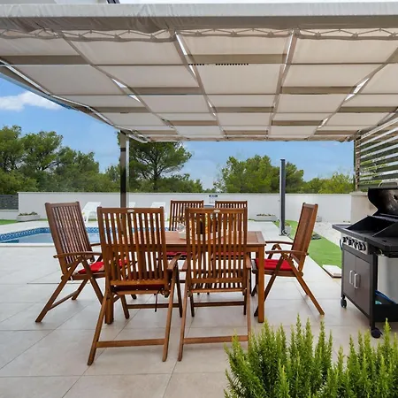 Вилла Shaula 1 - Three Bedroom House With Pool Шибеник