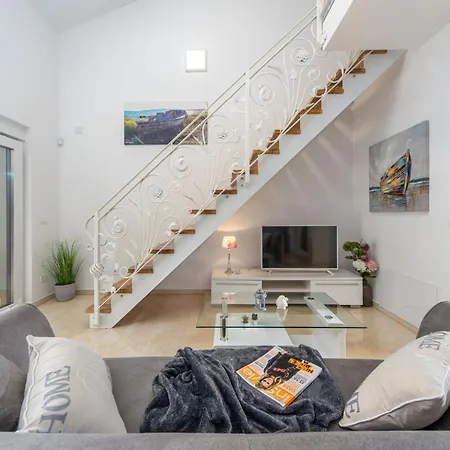 Shaula 1 - Three Bedroom House With Pool *