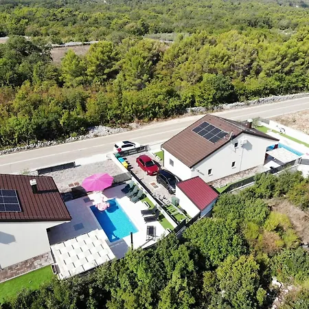 Shaula 1 - Three Bedroom House With Pool *