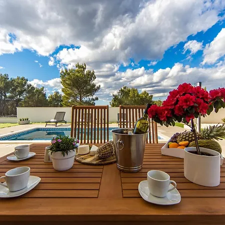 Shaula 1 - Three Bedroom House With Pool Шибеник