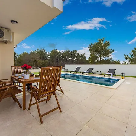 Shaula 1 - Three Bedroom House With Pool