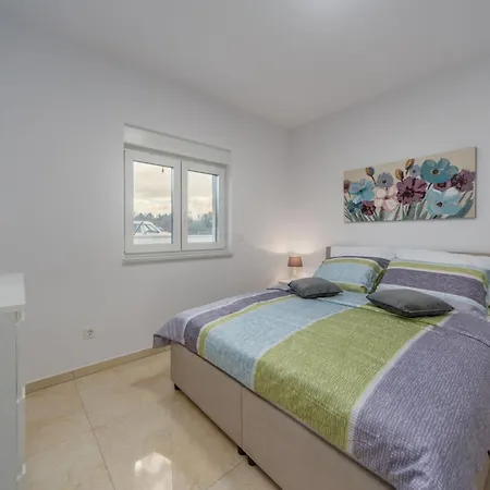 Shaula 1 - Three Bedroom House With Pool