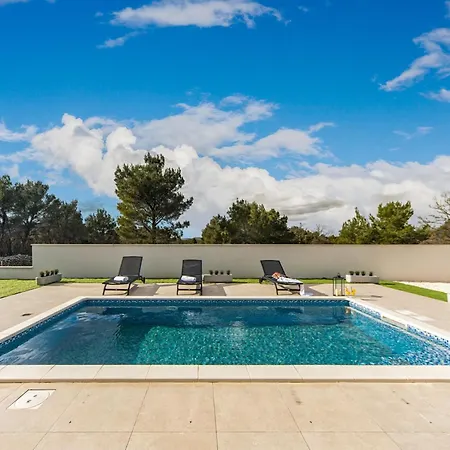 Shaula 1 - Three Bedroom House With Pool