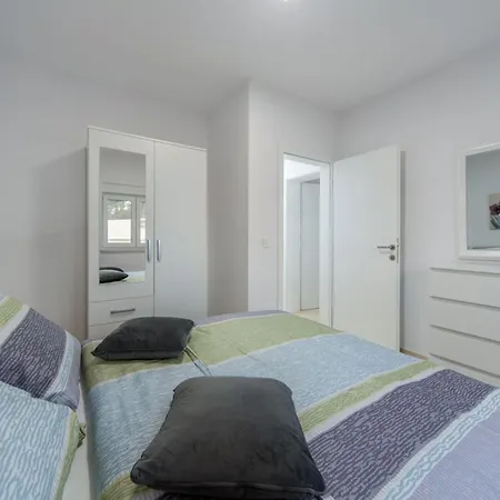 Shaula 1 - Three Bedroom House With Pool Шибеник