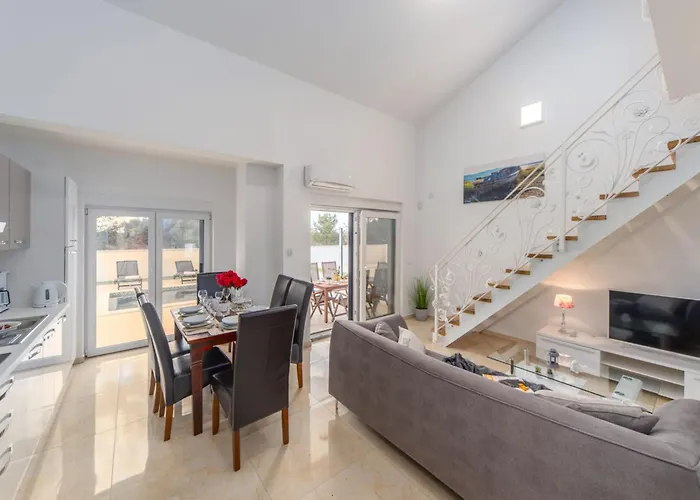 Shaula 1 - Three Bedroom House With Pool