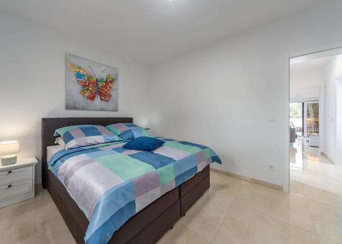 Shaula 1 - Three Bedroom House With Pool *