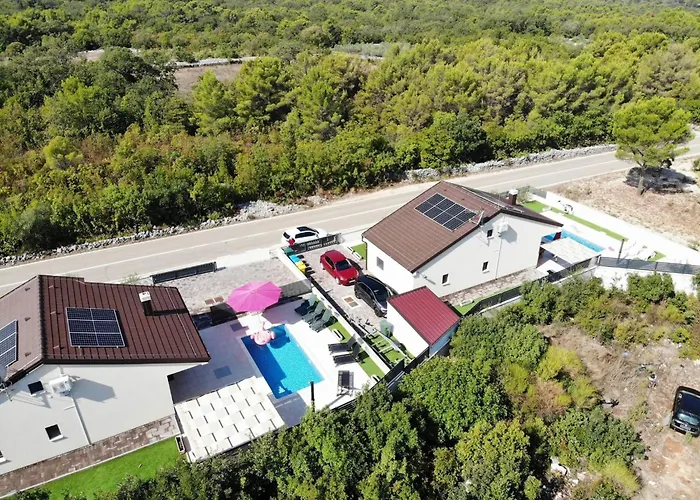 Shaula 1 - Three Bedroom House With Pool *