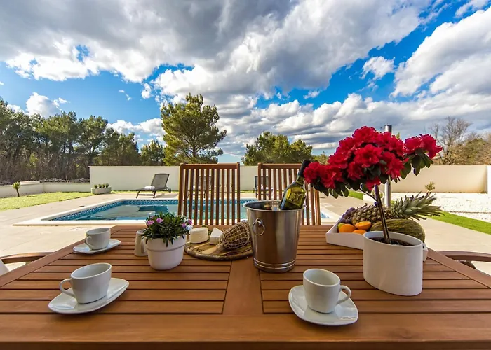 Shaula 1 - Three Bedroom House With Pool Šibenik