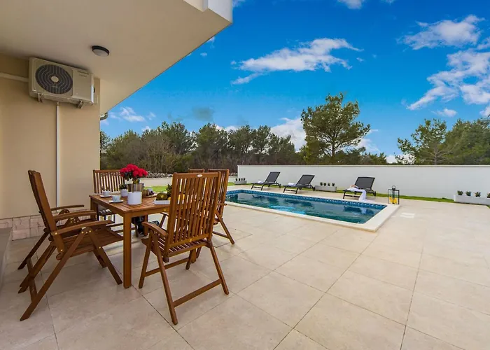 Shaula 1 - Three Bedroom House With Pool