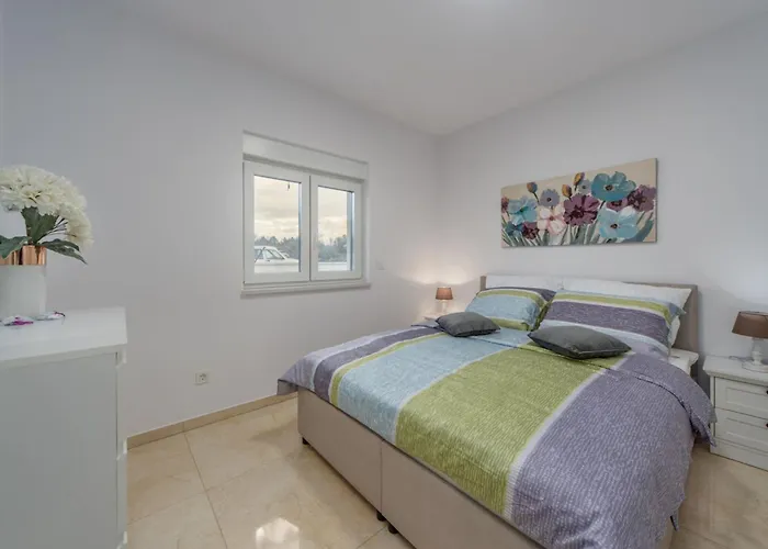 Shaula 1 - Three Bedroom House With Pool