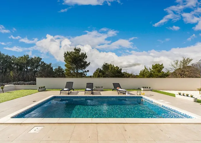 Shaula 1 - Three Bedroom House With Pool