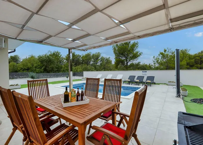 Shaula 1 - Three Bedroom House With Pool Šibenik