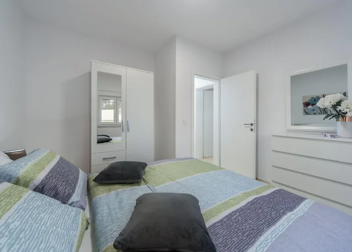 Shaula 1 - Three Bedroom House With Pool Šibenik